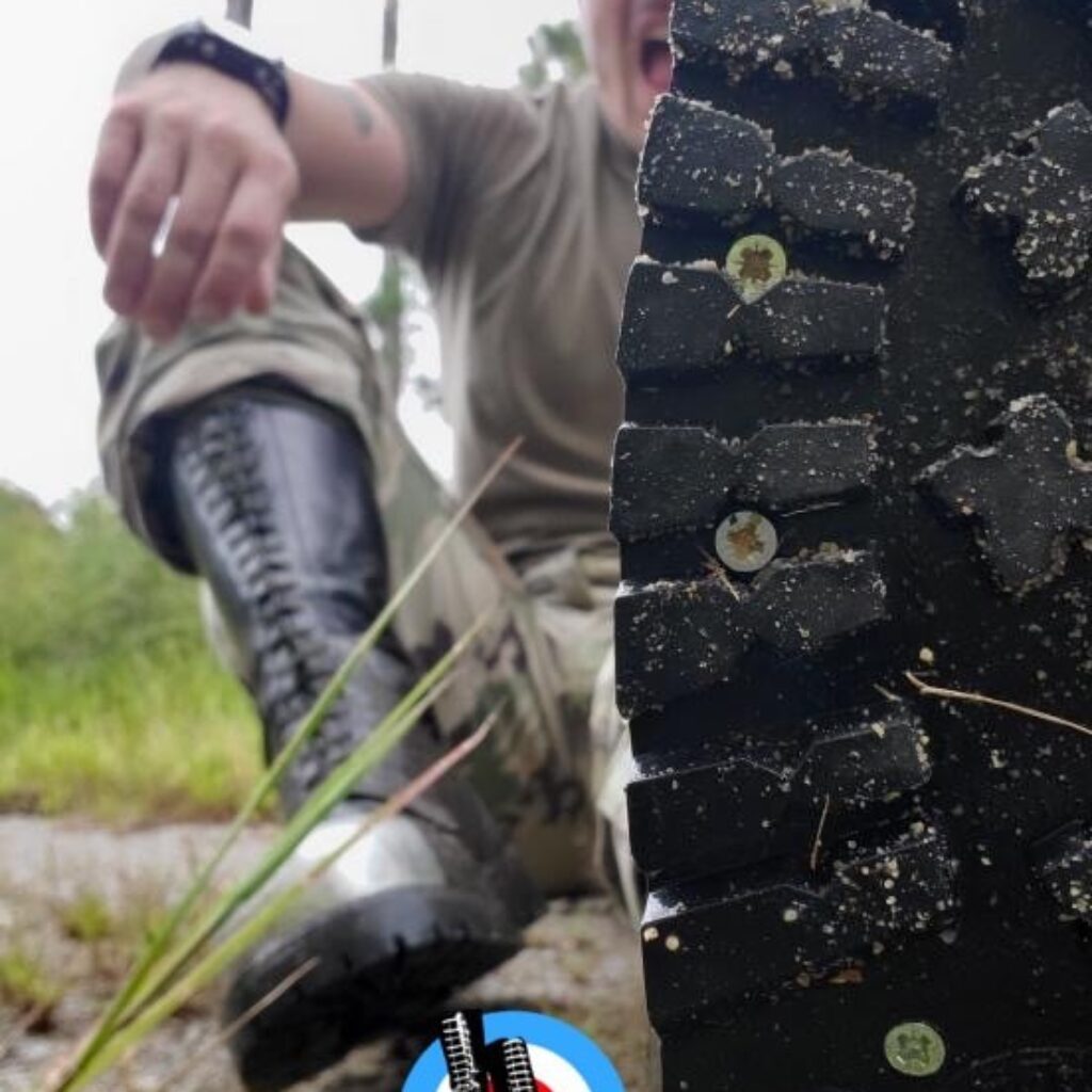 Underground Boots mit 20 Löchern und externer Zehenkappe - Schwarz